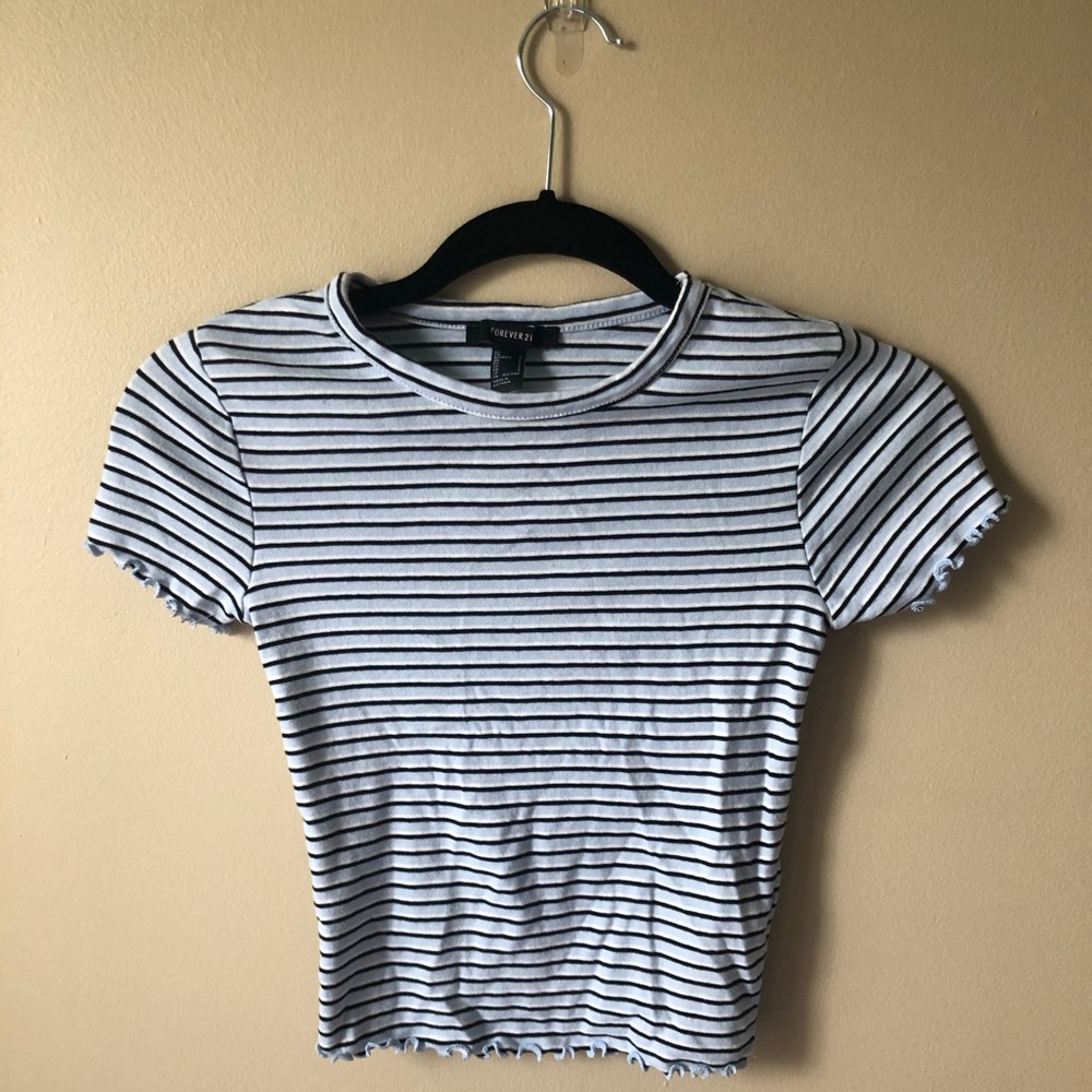 Cute slightly cropped tee.